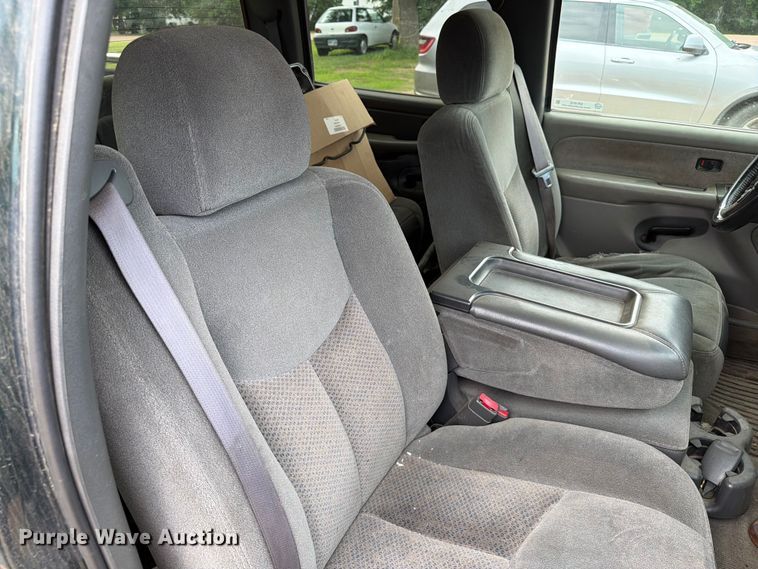 image for item ER1810 2004 Chevrolet Silverado 2500HD Crew Cab pickup truck