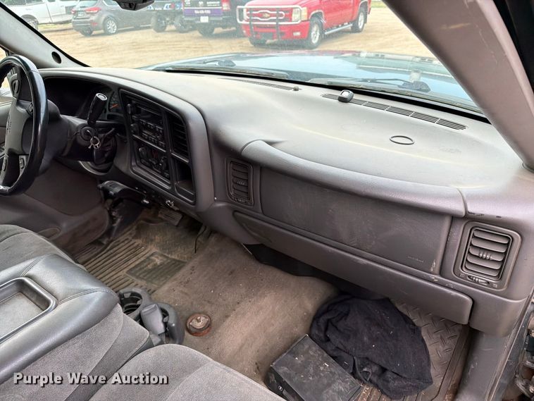 image for item ER1810 2004 Chevrolet Silverado 2500HD Crew Cab pickup truck