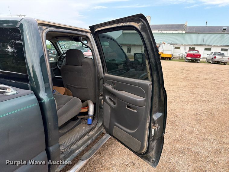 image for item ER1810 2004 Chevrolet Silverado 2500HD Crew Cab pickup truck