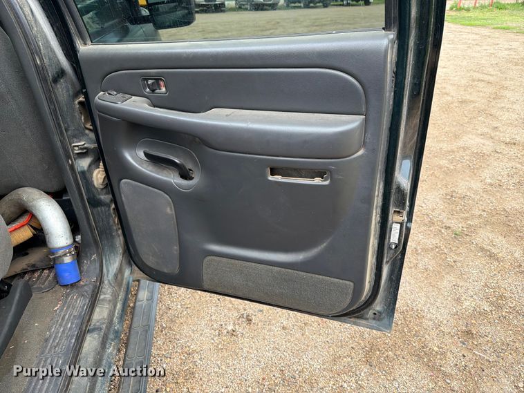 image for item ER1810 2004 Chevrolet Silverado 2500HD Crew Cab pickup truck