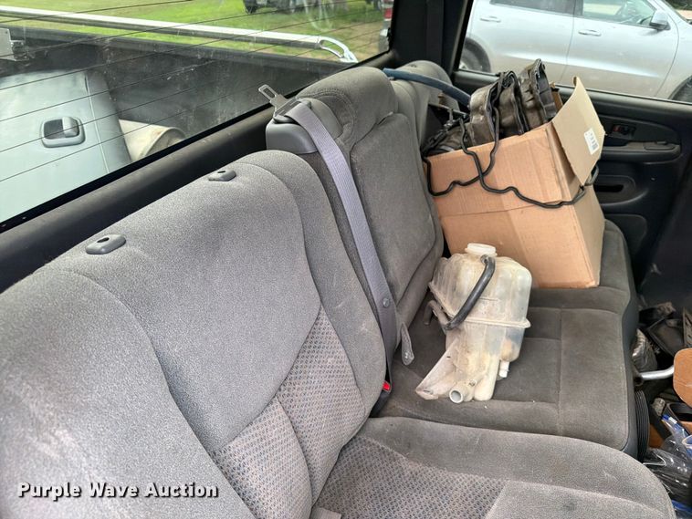 image for item ER1810 2004 Chevrolet Silverado 2500HD Crew Cab pickup truck