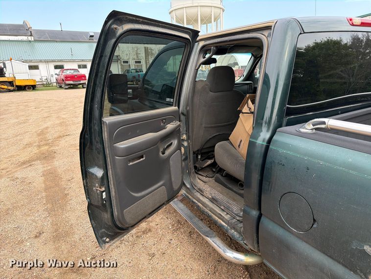 image for item ER1810 2004 Chevrolet Silverado 2500HD Crew Cab pickup truck
