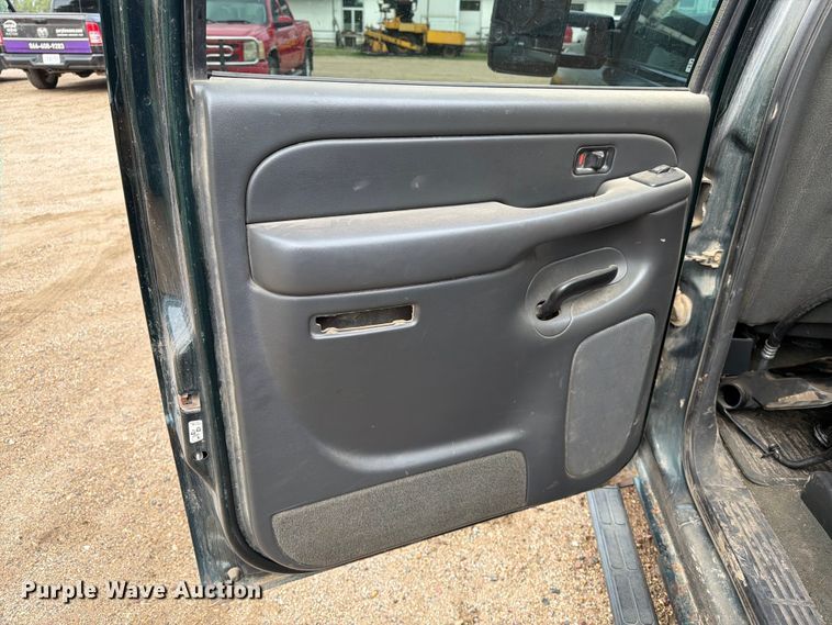 image for item ER1810 2004 Chevrolet Silverado 2500HD Crew Cab pickup truck