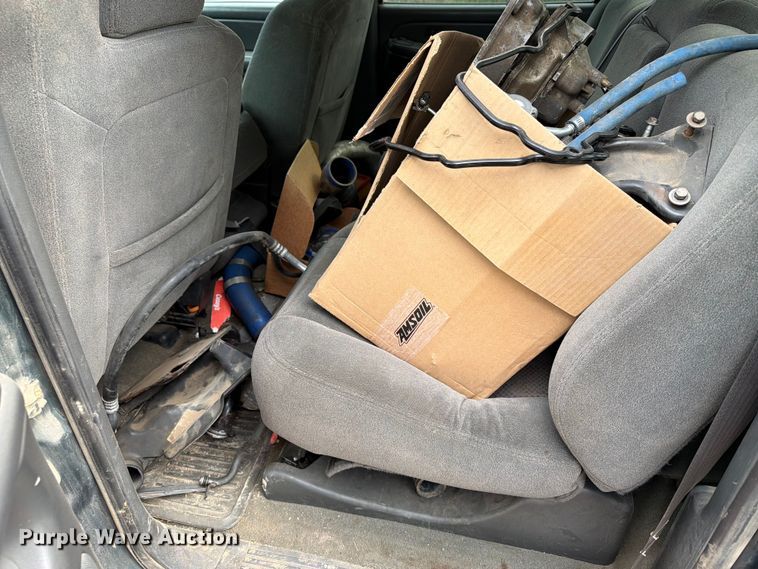 image for item ER1810 2004 Chevrolet Silverado 2500HD Crew Cab pickup truck