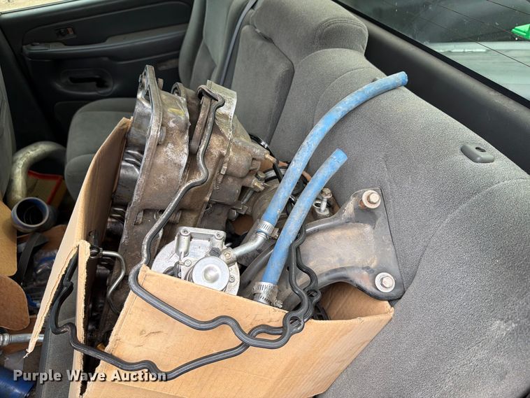 image for item ER1810 2004 Chevrolet Silverado 2500HD Crew Cab pickup truck