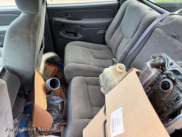 image for item ER1810 2004 Chevrolet Silverado 2500HD Crew Cab pickup truck