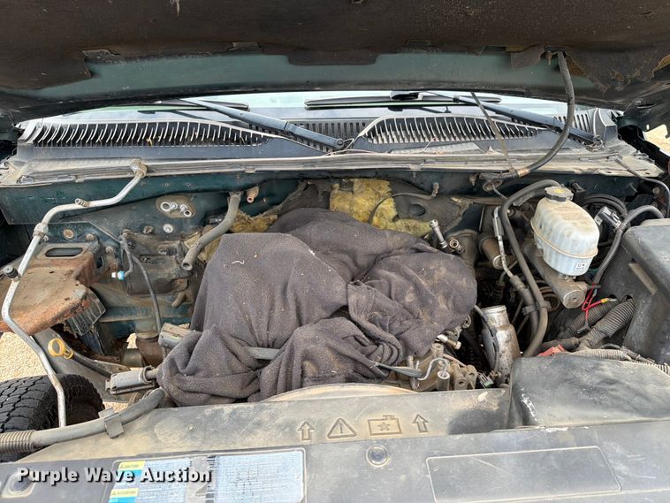 image for item ER1810 2004 Chevrolet Silverado 2500HD Crew Cab pickup truck