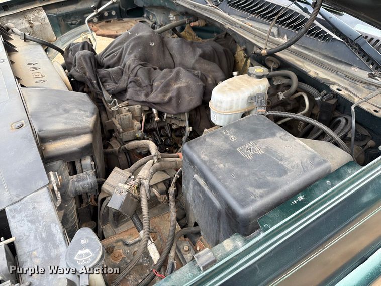 image for item ER1810 2004 Chevrolet Silverado 2500HD Crew Cab pickup truck