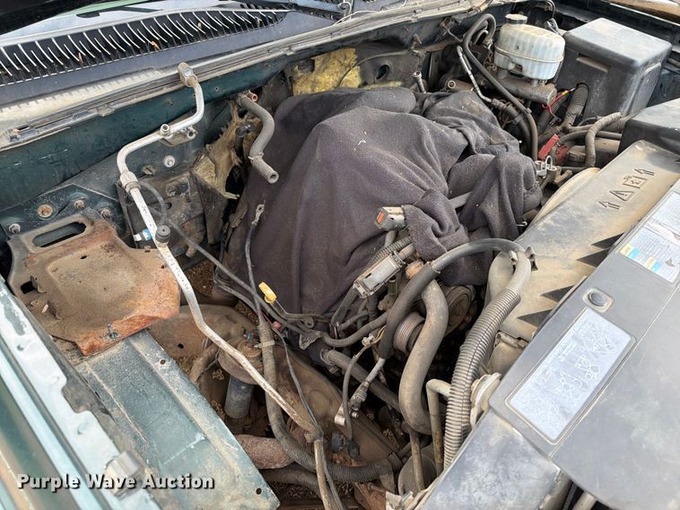 image for item ER1810 2004 Chevrolet Silverado 2500HD Crew Cab pickup truck