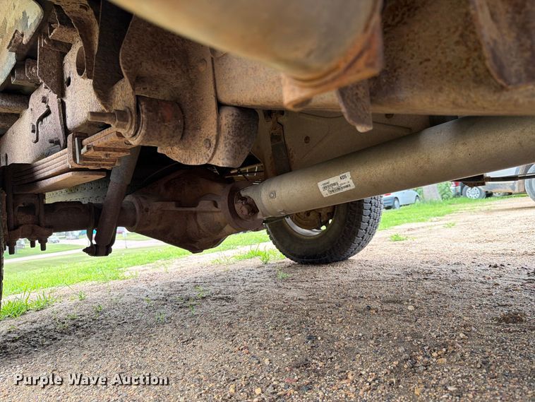 image for item ER1810 2004 Chevrolet Silverado 2500HD Crew Cab pickup truck