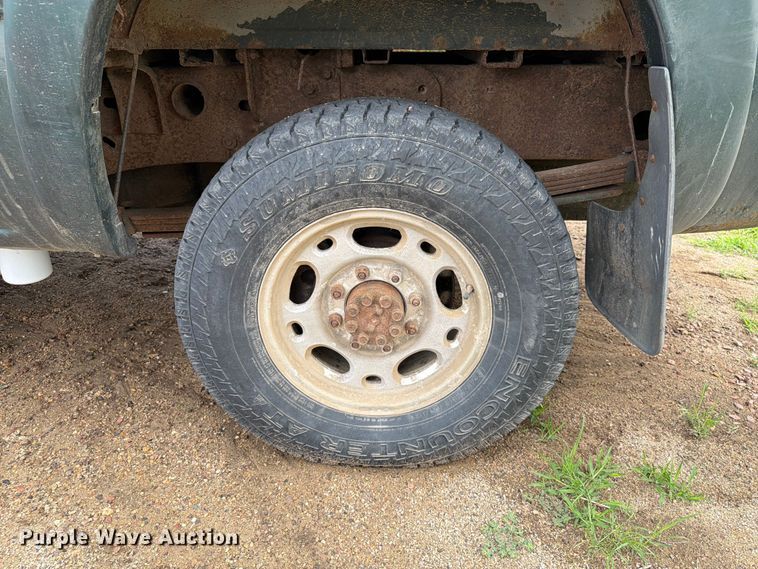 image for item ER1810 2004 Chevrolet Silverado 2500HD Crew Cab pickup truck