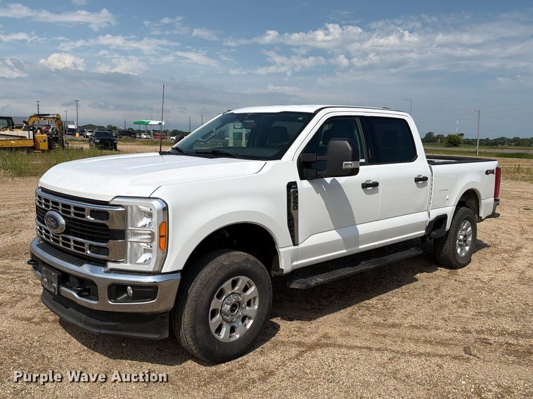 image for item ER1822 2023 Ford F250 Super Duty Crew Cab pickup truck