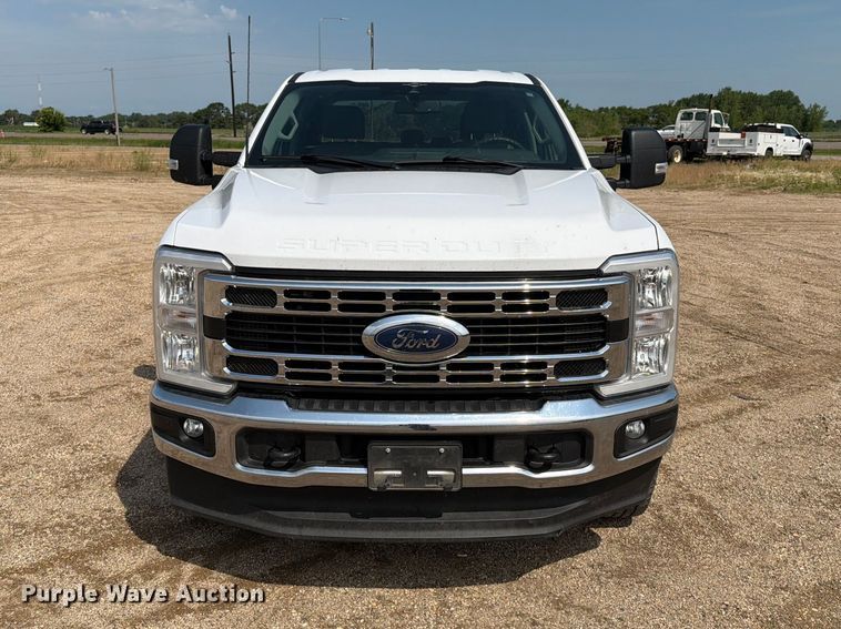 image for item ER1822 2023 Ford F250 Super Duty Crew Cab pickup truck