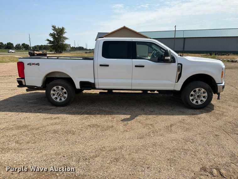 image for item ER1822 2023 Ford F250 Super Duty Crew Cab pickup truck