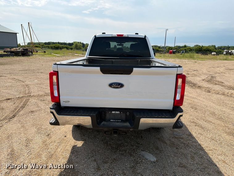 image for item ER1822 2023 Ford F250 Super Duty Crew Cab pickup truck