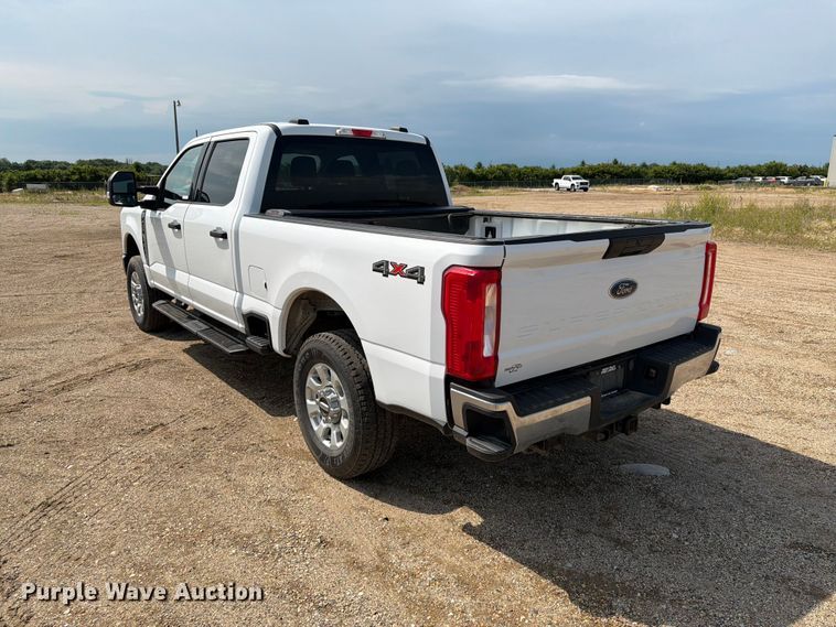 image for item ER1822 2023 Ford F250 Super Duty Crew Cab pickup truck