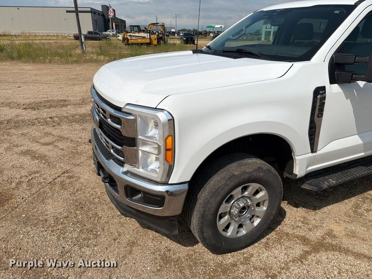 image for item ER1822 2023 Ford F250 Super Duty Crew Cab pickup truck