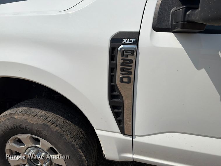 image for item ER1822 2023 Ford F250 Super Duty Crew Cab pickup truck