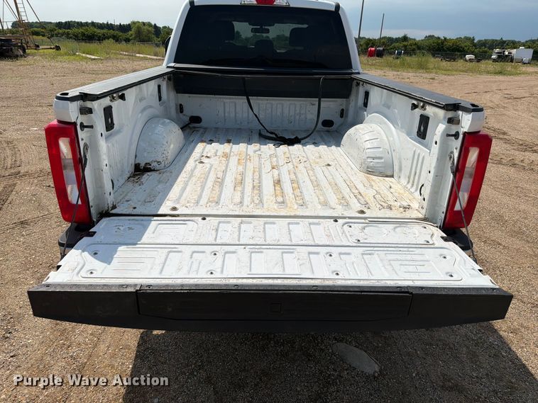 image for item ER1822 2023 Ford F250 Super Duty Crew Cab pickup truck
