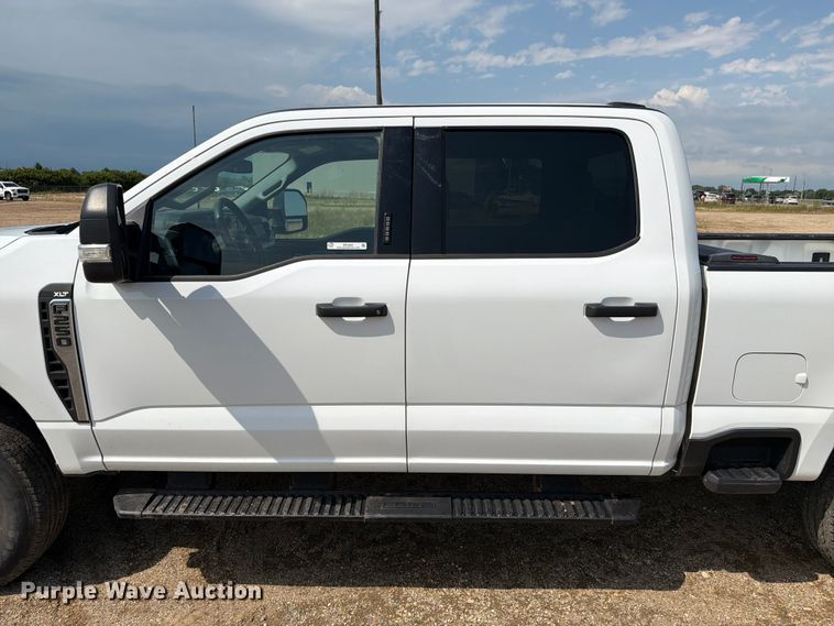 image for item ER1822 2023 Ford F250 Super Duty Crew Cab pickup truck