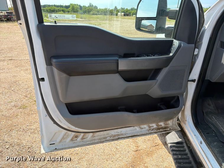 image for item ER1822 2023 Ford F250 Super Duty Crew Cab pickup truck
