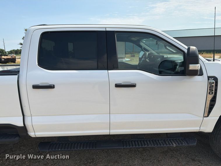 image for item ER1822 2023 Ford F250 Super Duty Crew Cab pickup truck