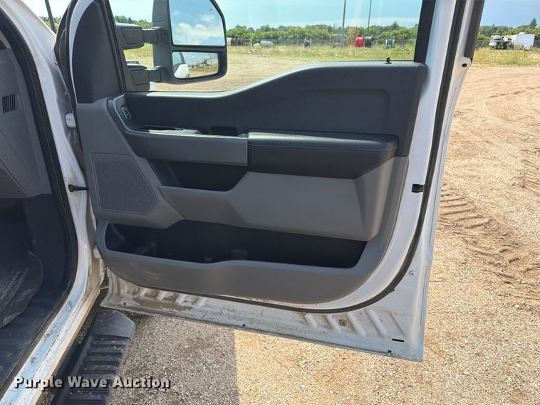 image for item ER1822 2023 Ford F250 Super Duty Crew Cab pickup truck