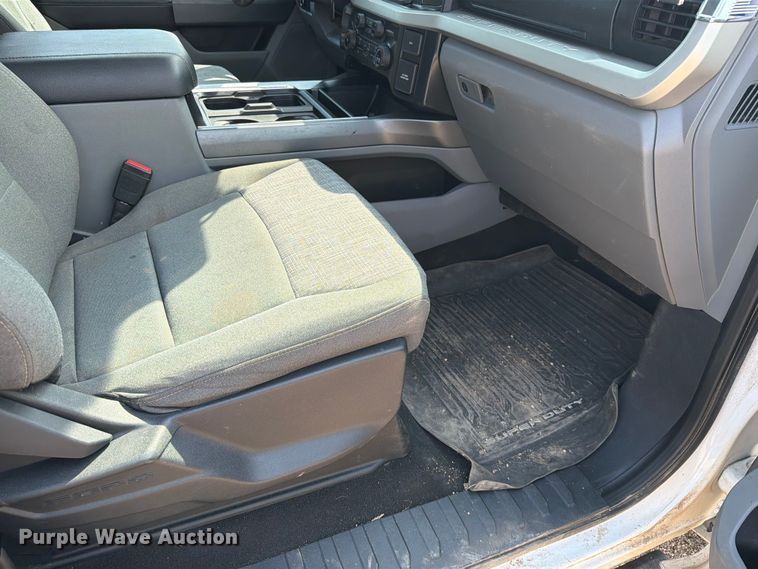 image for item ER1822 2023 Ford F250 Super Duty Crew Cab pickup truck