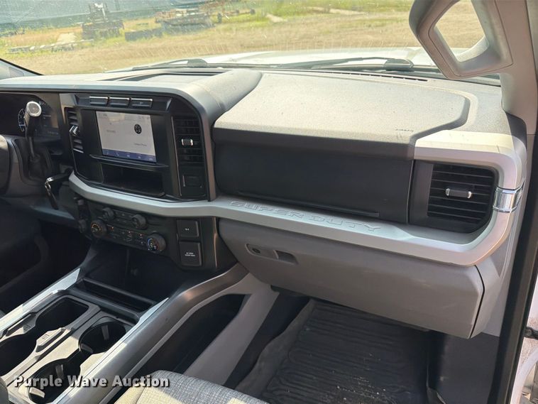 image for item ER1822 2023 Ford F250 Super Duty Crew Cab pickup truck
