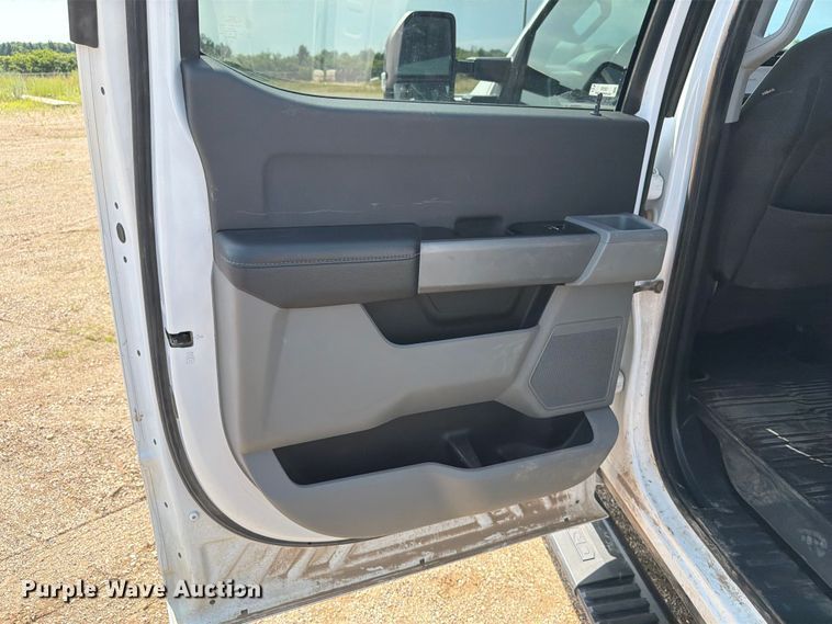 image for item ER1822 2023 Ford F250 Super Duty Crew Cab pickup truck