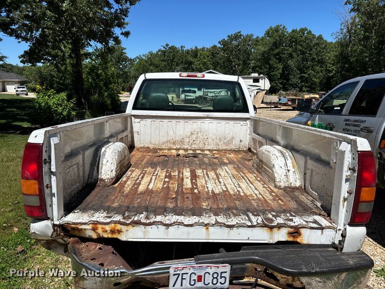 image for item ER3044 2002 Chevrolet Silverado 2500HD pickup truck