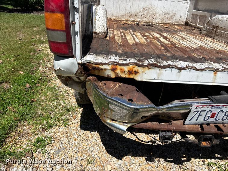 image for item ER3044 2002 Chevrolet Silverado 2500HD pickup truck