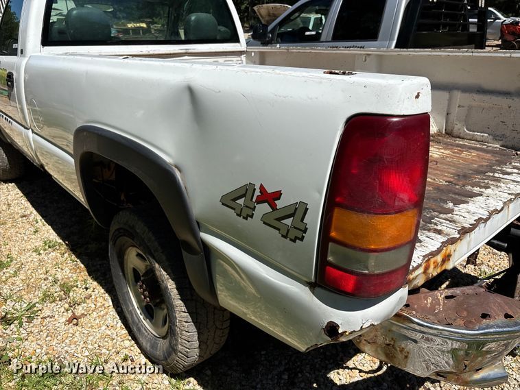 image for item ER3044 2002 Chevrolet Silverado 2500HD pickup truck