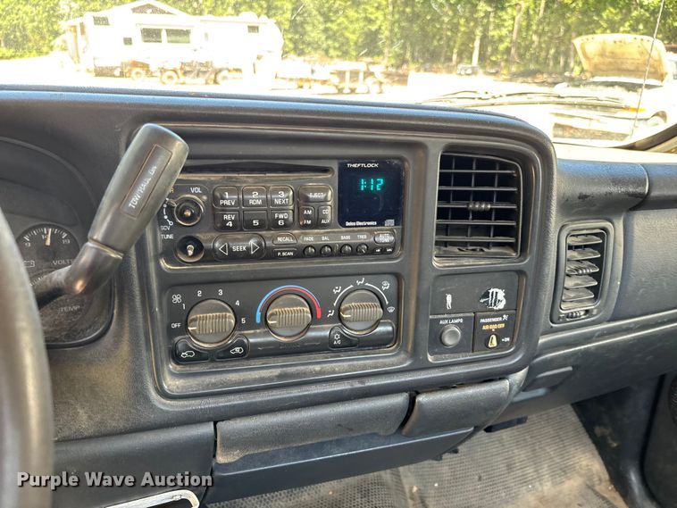 image for item ER3044 2002 Chevrolet Silverado 2500HD pickup truck
