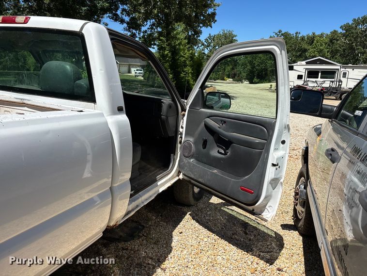 image for item ER3044 2002 Chevrolet Silverado 2500HD pickup truck