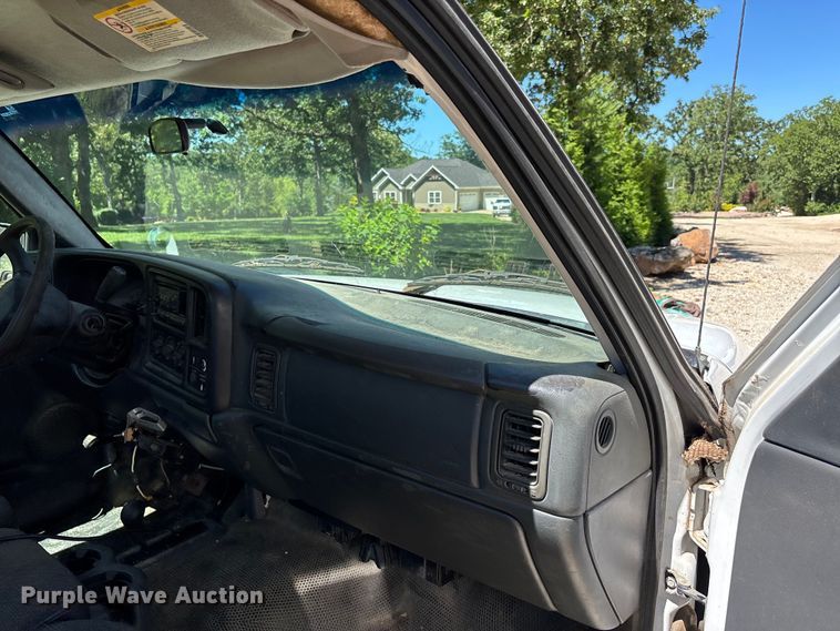image for item ER3044 2002 Chevrolet Silverado 2500HD pickup truck
