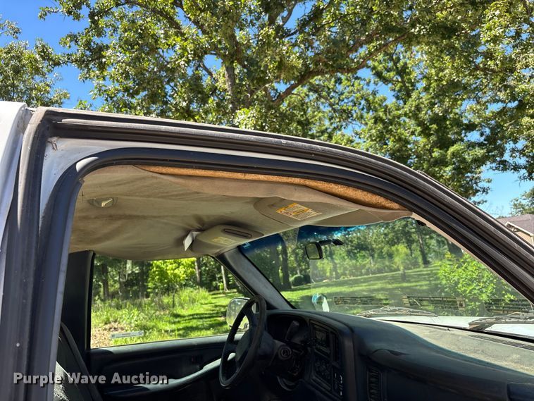 image for item ER3044 2002 Chevrolet Silverado 2500HD pickup truck