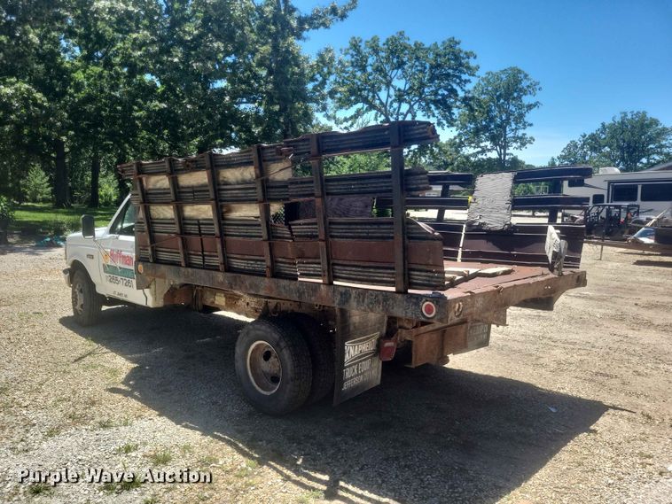 image for item ER3046 1992 Ford F-Super Duty flatbed truck