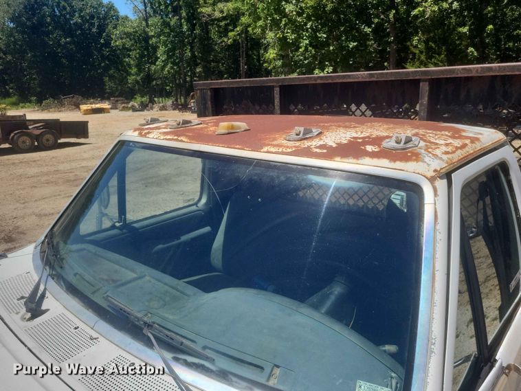 image for item ER3046 1992 Ford F-Super Duty flatbed truck