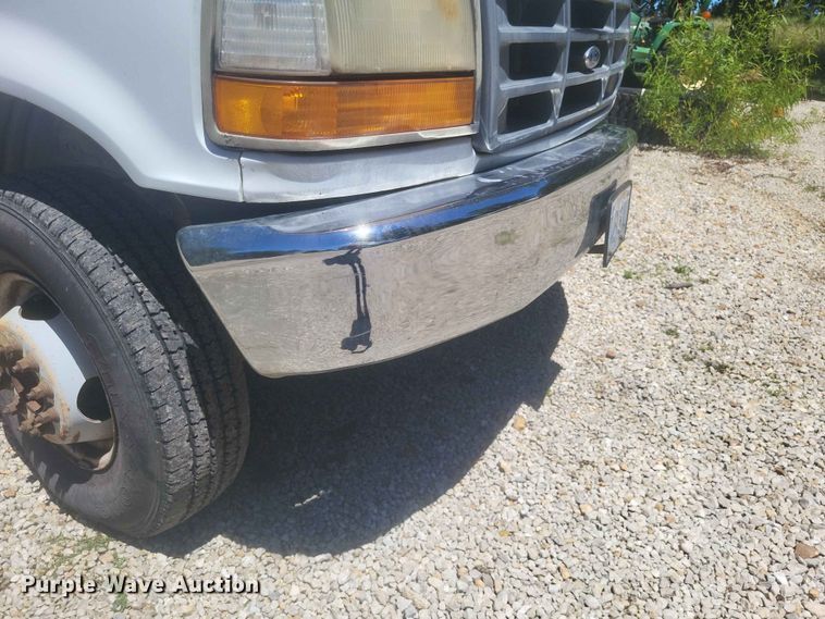 image for item ER3046 1992 Ford F-Super Duty flatbed truck