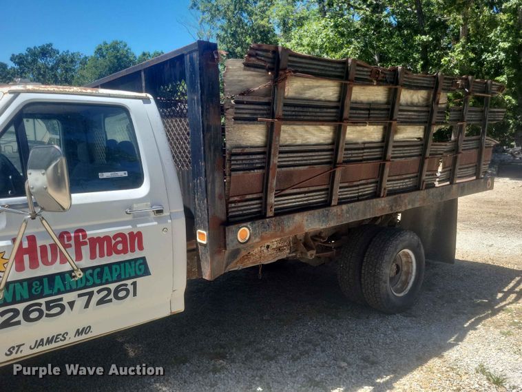 image for item ER3046 1992 Ford F-Super Duty flatbed truck
