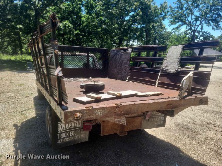 image for item ER3046 1992 Ford F-Super Duty flatbed truck