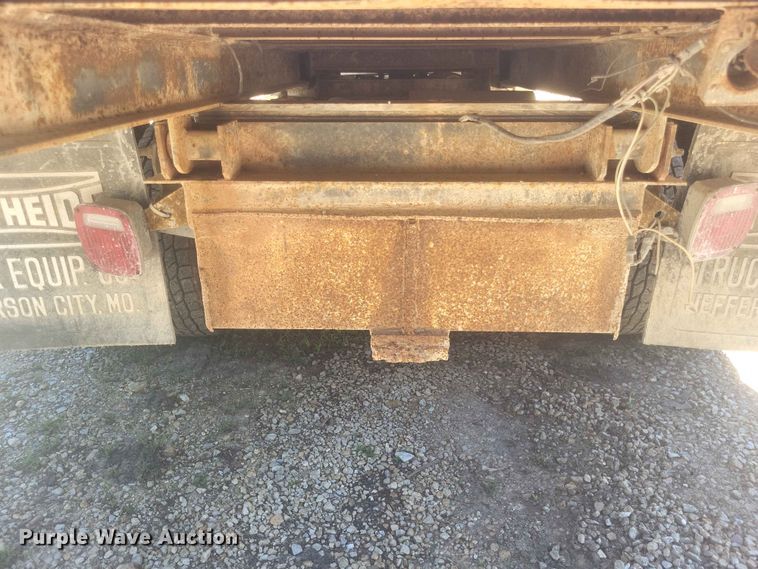 image for item ER3046 1992 Ford F-Super Duty flatbed truck