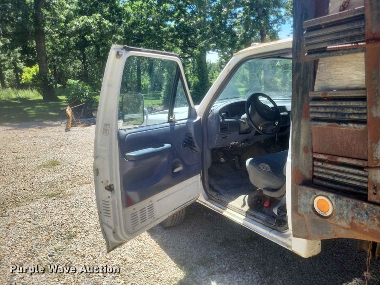 image for item ER3046 1992 Ford F-Super Duty flatbed truck