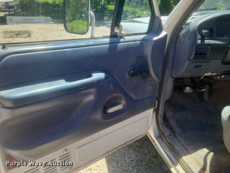 image for item ER3046 1992 Ford F-Super Duty flatbed truck