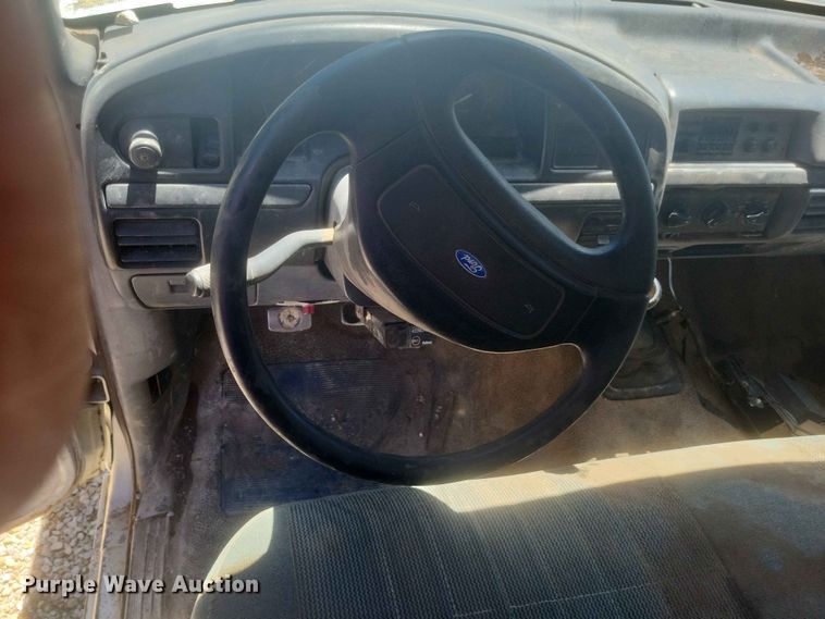 image for item ER3046 1992 Ford F-Super Duty flatbed truck