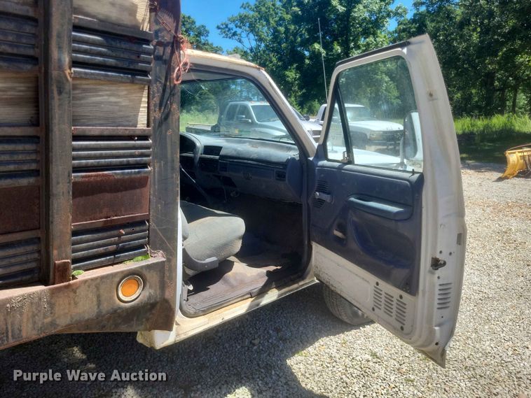 image for item ER3046 1992 Ford F-Super Duty flatbed truck