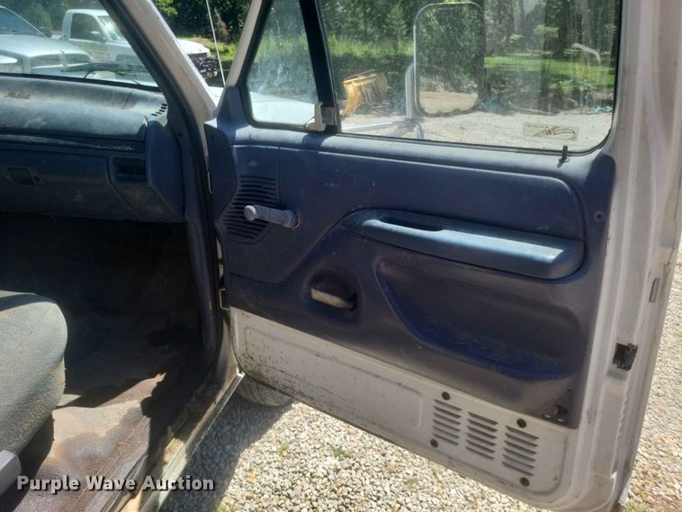 image for item ER3046 1992 Ford F-Super Duty flatbed truck