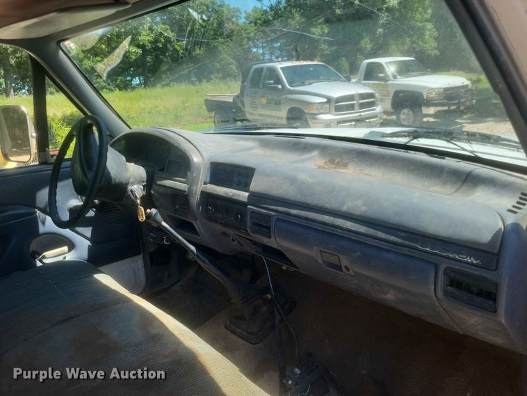 image for item ER3046 1992 Ford F-Super Duty flatbed truck