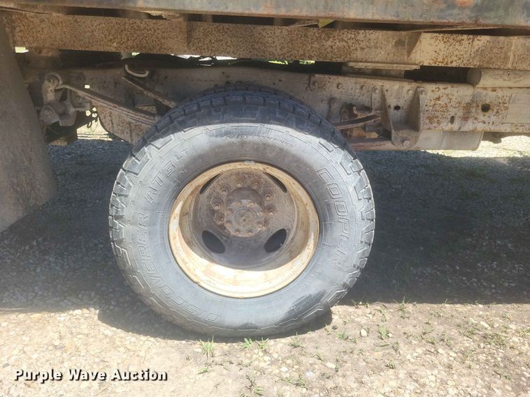 image for item ER3046 1992 Ford F-Super Duty flatbed truck